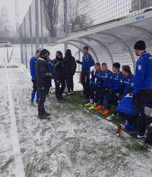 Zimowy okres przygotowawczy = sparing z MKS-em Kluczbork. Sobota godzina 11:00 boisko ze sztuczną nawierzchnią przy ul. Piłkarskiej 1.