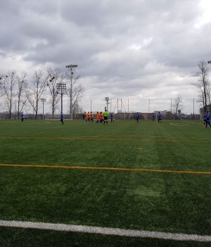 Zmienne szczęście Trampkarzy na inauguracje wiosennych zmagań ligowych.